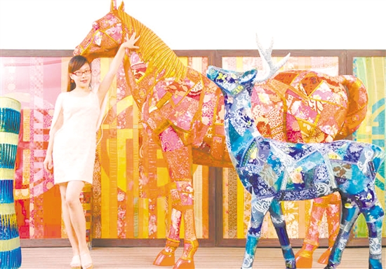 陳勵(lì)文用布料拼接制作的馬和鹿。