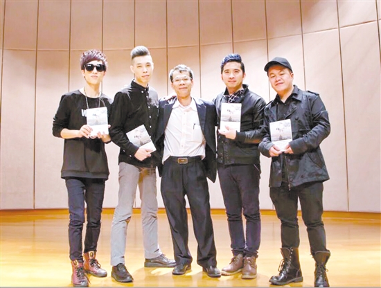 張啟雄與自己打造的桃花樂隊成員合影。