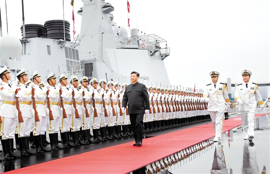 4月23日，在中國人民解放軍海軍70華誕之際，中共中央總書記、國家主席、中央軍委主席習(xí)近平出席在青島舉行的慶祝人民海軍成立70周年海上閱兵活動(dòng)。圖為習(xí)近平檢閱海軍儀仗隊(duì)。新華社