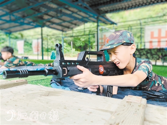 小營(yíng)員們進(jìn)行臥姿射擊訓(xùn)練。