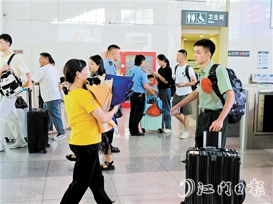 家屬為剛出站的退役軍人獻上花束。