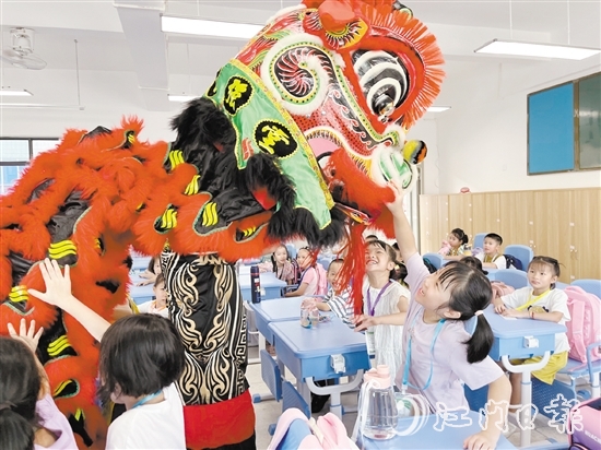 鶴山一中附小邀請醒獅隊到課室送祝福，學生與醒獅進行互動。陳佩筠