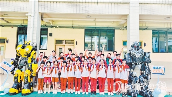 臺山碧桂園學校老師化身變形金剛迎接學生到校。