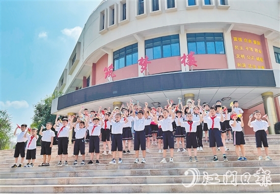 鶴山一中附小的學生們將寫滿新學期新愿望的夢想紙飛機擲向高空，放飛夢想。