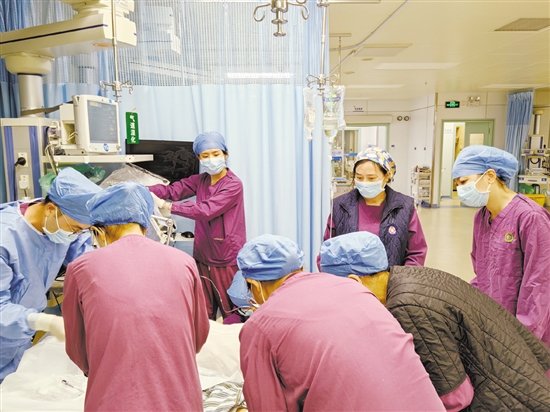 醫(yī)護(hù)人員圍著熱射病患者搶救。