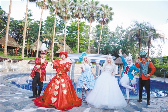 暑假期間，不少溫泉景區(qū)推出劇場(chǎng)表演，吸引廣大游客。