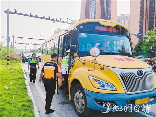 江門市輕騎兵交通志愿服務(wù)隊(duì)志愿者和交警走上校車開展交通安全宣傳。