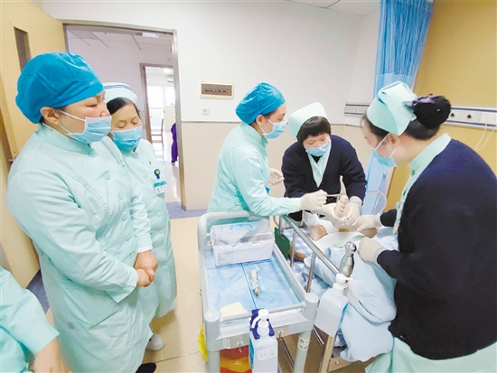 進行糖尿病足換藥護理。