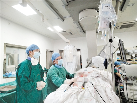 醫(yī)生為患者施行心外膜室速射頻消融術(shù)。