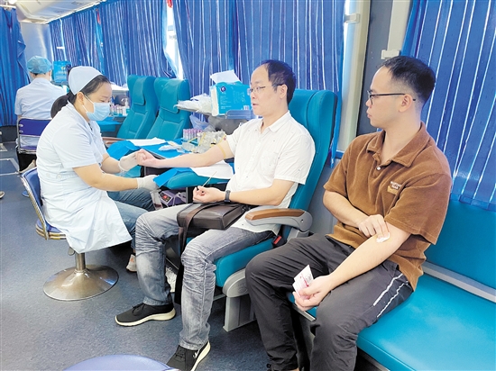 熱心市民積極捐獻熱血。