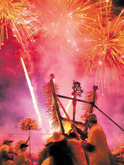 隔朗村火龍節(jié)現(xiàn)場，香火龍與煙花相襯，十分吸睛。