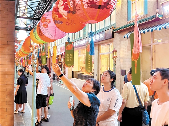 市民游客在中國僑都華僑華人博物館猜燈謎。