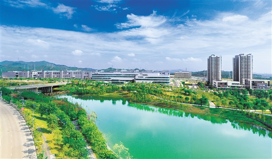 新會智造產(chǎn)業(yè)園鳳山湖園區(qū)納入江門市大型產(chǎn)業(yè)集聚區(qū)北組團范圍，是中歐（江門）中小企業(yè)國際合作區(qū)的重要組成部分，同時納入省產(chǎn)業(yè)轉(zhuǎn)移工業(yè)園管理，已落戶項目7個（投試產(chǎn)項目4個），2023年實現(xiàn)規(guī)上工業(yè)產(chǎn)值約22.65億元。