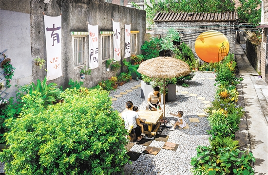 大澤鎮(zhèn)蓮塘村是廣東省“百千萬工程”典型村，該村把推進“美麗庭院”建設(shè)作為婦女群眾參與實施“百千萬工程”的有效途徑，助力農(nóng)村人居環(huán)境改善和鄉(xiāng)風(fēng)文明提升。