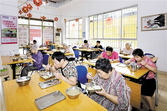 北門社區(qū)長者食堂是新會區(qū)首家投入運營的長者食堂，由維達慈善基金會資助。目前，會城街道共有3家社區(qū)長者食堂，解決了100多名長者每天的膳食問題。