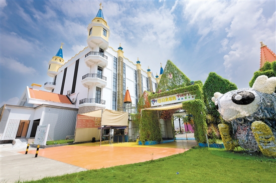 雙水鎮(zhèn)巴貝高親子樂園由江門市巴貝高農(nóng)業(yè)有限公司投資1.2億元盤活雙水龍脊村土地打造的農(nóng)旅綜合體（雙水迪士尼），它將親子娛樂、住宿、培訓(xùn)與創(chuàng)意農(nóng)業(yè)、農(nóng)事體驗、田園社區(qū)有機結(jié)合,