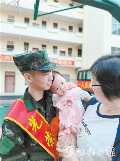 張城昊與依依不舍的妹妹。