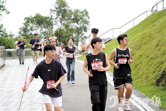 活動中，江海市民通過奔跑傳遞愛心。受訪者供圖