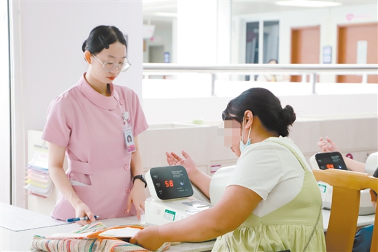 醫(yī)護(hù)人員對(duì)孕婦進(jìn)行相關(guān)檢查。