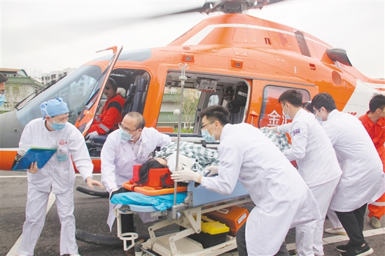 2017年，全市首例“空中120”急救病人成功轉運。