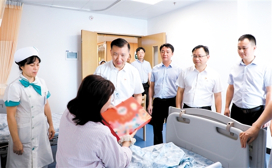 江門市人民醫(yī)院領(lǐng)導(dǎo)探望患者。