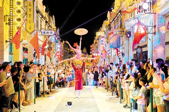 在赤坎華僑古鎮(zhèn)，精彩的節(jié)目讓游客流連忘返。