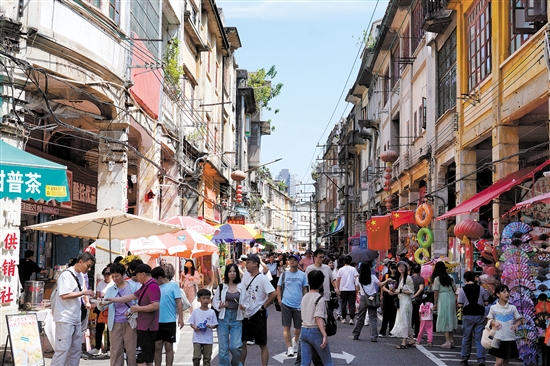 國(guó)慶假期，長(zhǎng)堤歷史文化街區(qū)游人如織。