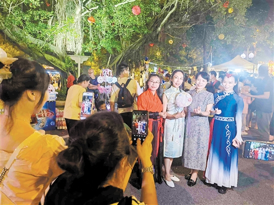 圭峰山重陽(yáng)文化創(chuàng)意集市的舉辦更添濃厚節(jié)日氣氛。