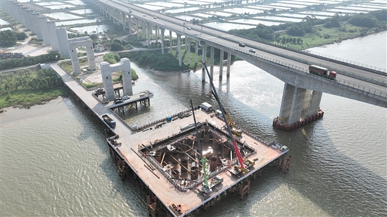 施工人員對(duì)深江鐵路跨虎跳門水道主橋17號(hào)主塔進(jìn)行混凝土封底灌注。