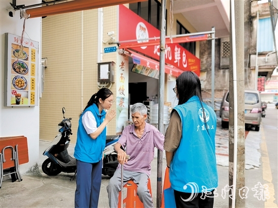 在江海，尊老敬老愛老蔚然成風(fēng)。圖為志愿者為老人提供幫助。