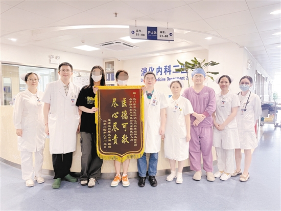 患者送來(lái)錦旗。