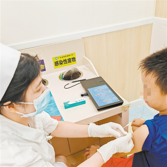 醫(yī)護人員為孩子接種流感疫苗。