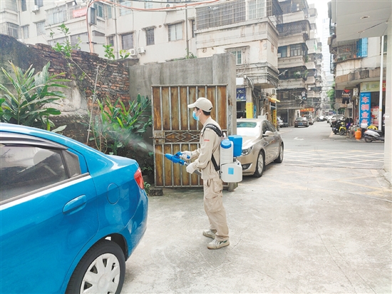 工作人員進行環(huán)境消殺以防控登革熱。