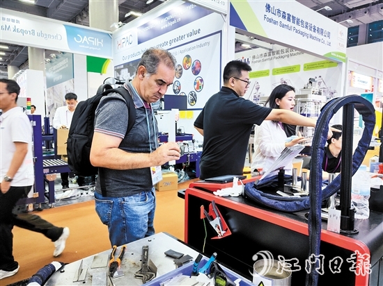 國外客商在安德激光展位參觀。