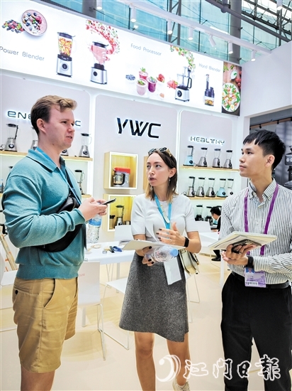 國外客商在裕威倡電器展位咨詢產品。