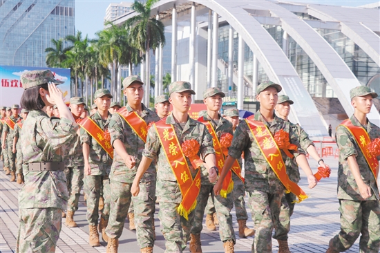 我市舉行隆重的新兵歡送儀式。朱磊磊