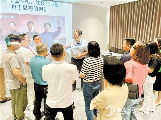 課間休息時間，學員們也抓緊時間向老師提問。