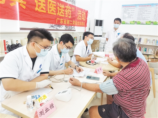 醫(yī)護(hù)人員耐心為優(yōu)撫對象檢查身體。