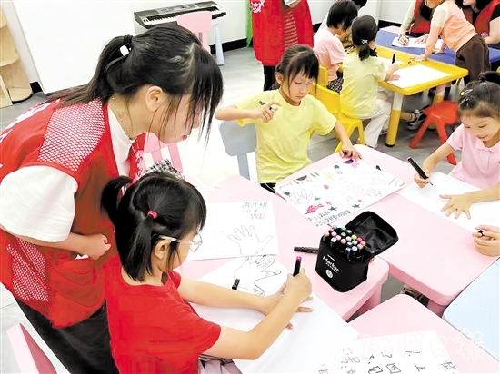 愛心助教鼓勵(lì)小朋友寫下對周末課堂的期許。