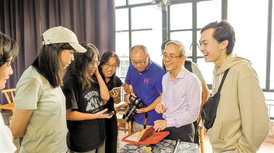 黃植良（穿白衣服者）在“倉東Talk”活動期間，和現場參與者互動。