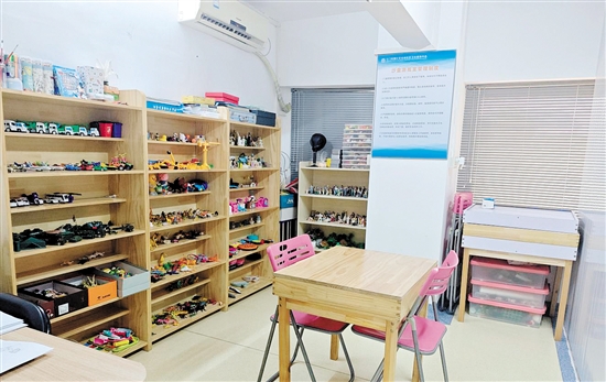 蓬江區(qū)未成年心理危機(jī)干預(yù)工作站內(nèi)的沙盤(pán)游戲室。