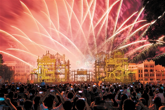 赤坎華僑古鎮(zhèn)推出“火秀”表演，吸引眾多游客。