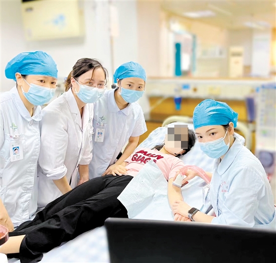 醫(yī)護人員在B超引導下制作內瘺圖。