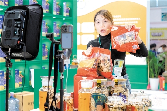 新寶堂的電商主播在直播帶貨。