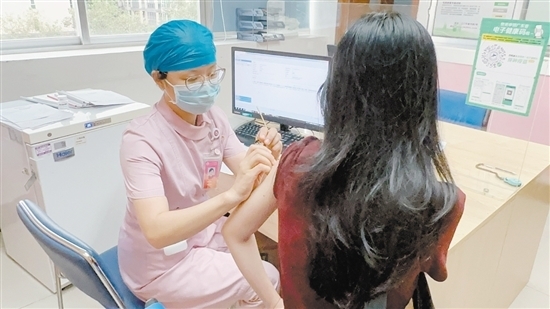 護(hù)士在給市民打HPV疫苗。