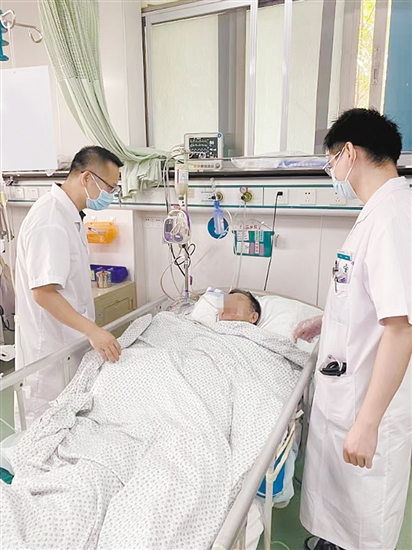醫(yī)生在查看患者病情。