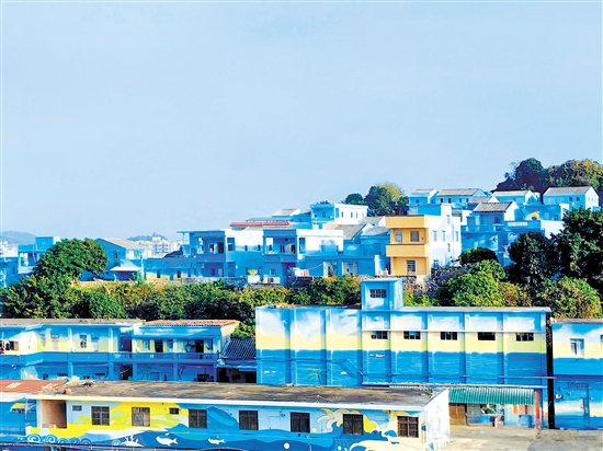 經(jīng)過改造后，鯤鵬村的舊房屋披上具有海洋元素的“外衣”（上圖），村容村貌明顯改善。