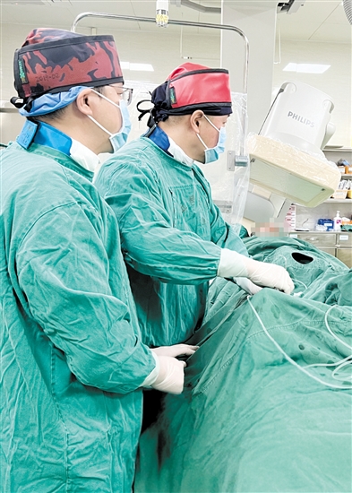 介入醫(yī)生穿著20公斤重的鉛衣為患者進行手術(shù)。