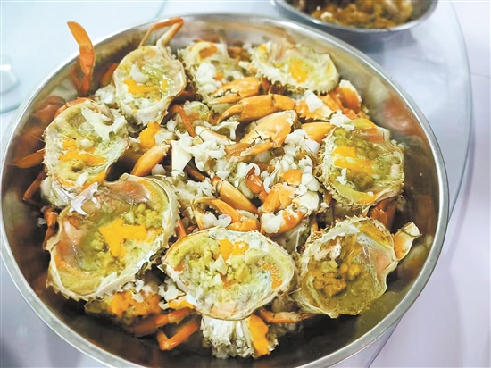 螃蟹中的嘌呤含量較高，所以要管好自己的嘴。