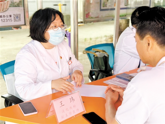 醫(yī)生為消化道患者看診。